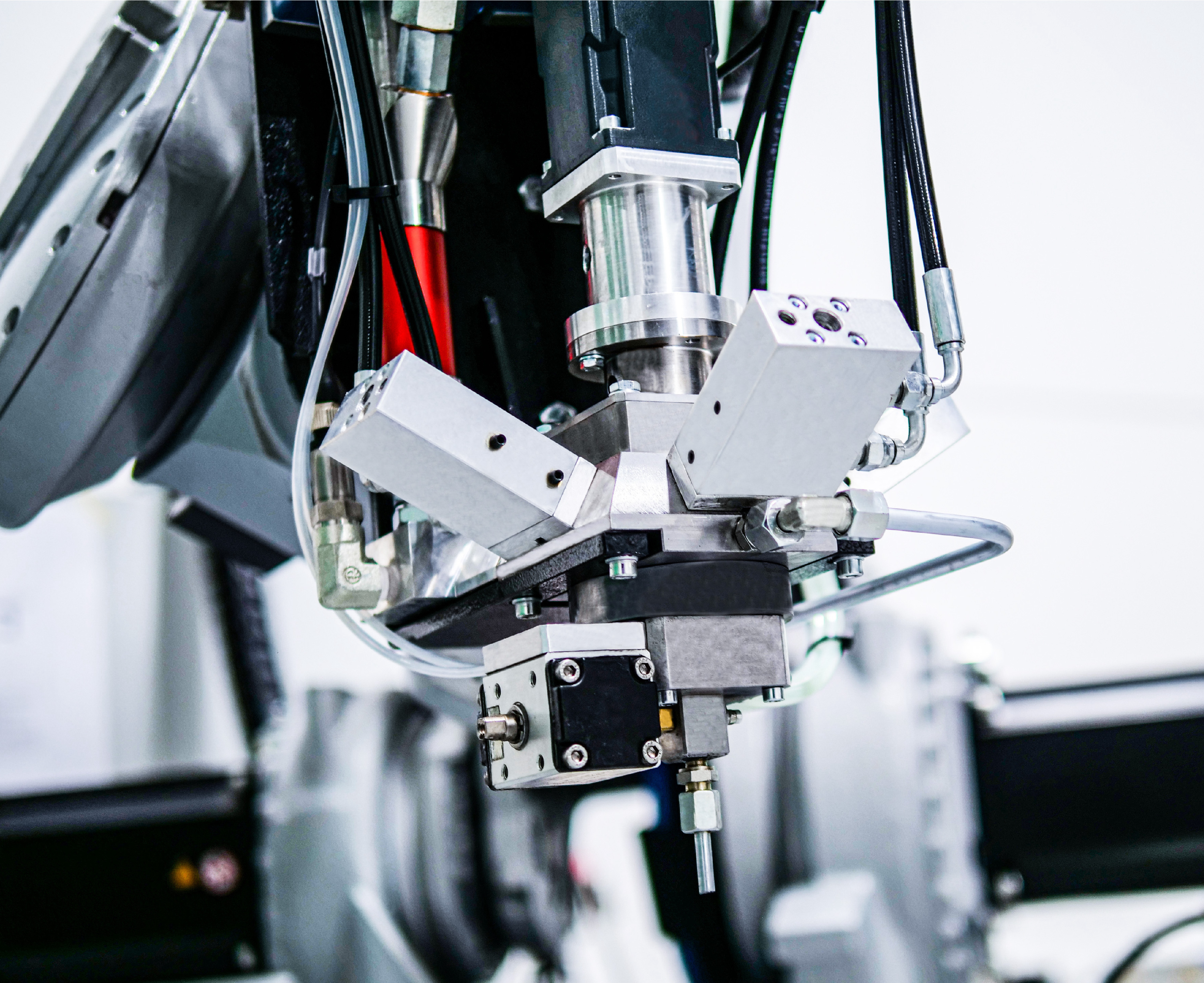 Głowica mieszająca na pierwszym planie.