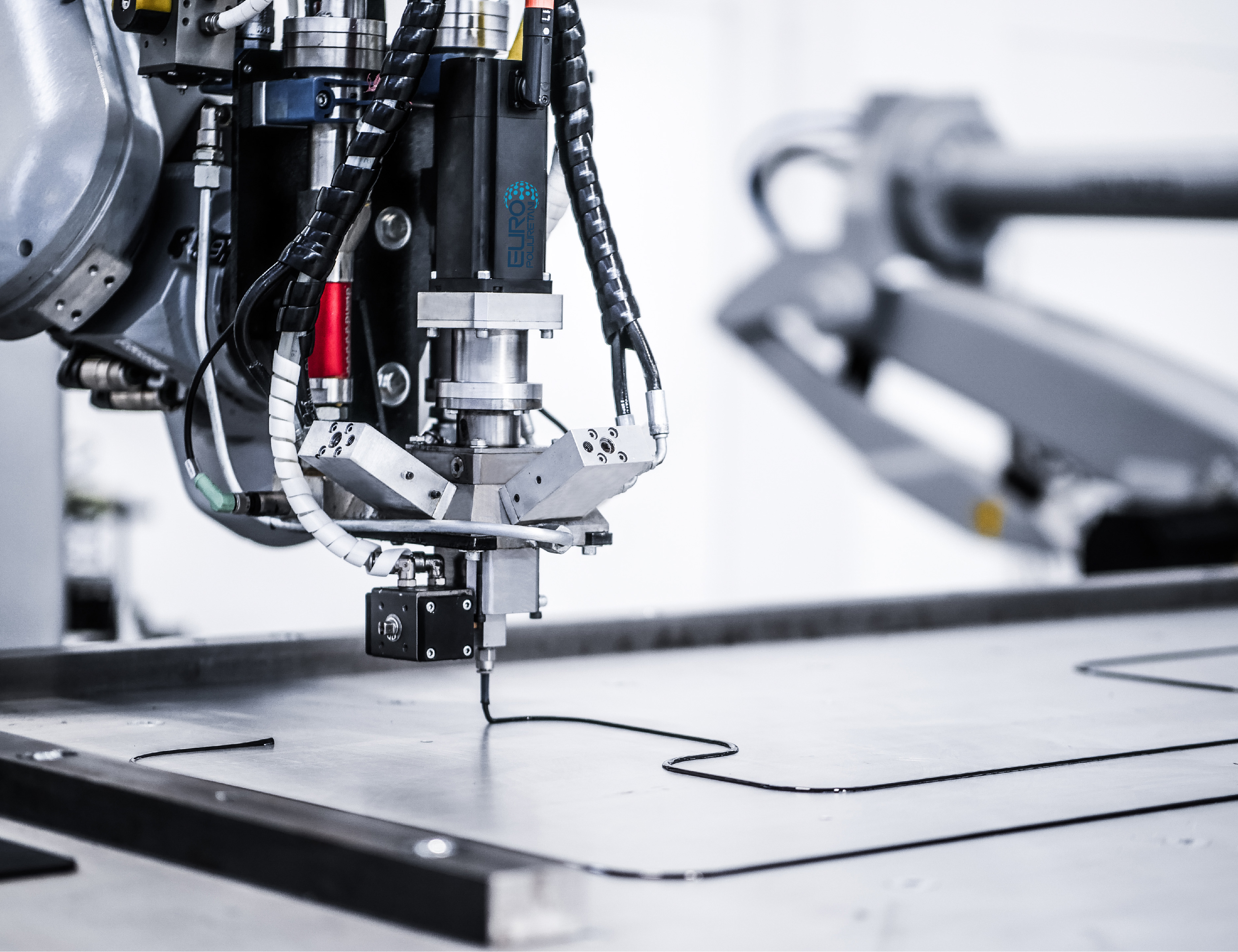 Aplikacja uszczelnienia na panelu.