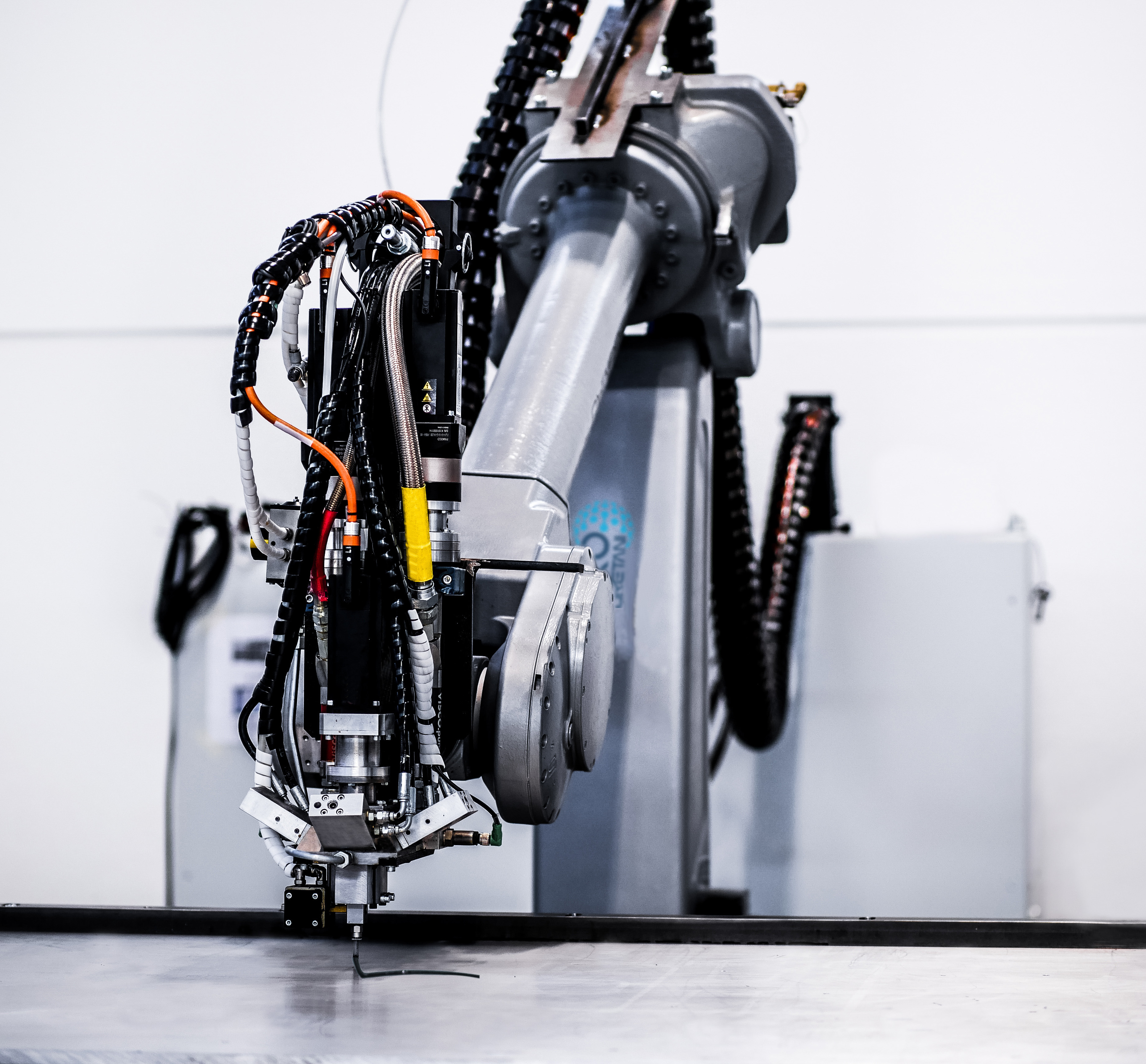 Robot antropomorficzny do aplikacji uszczelek poliuretanowych.